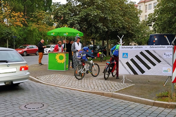 Grüne Aktion für Zebrastreifen am Stresemannplatz (Mobilitätswoche Dresden 2021) Zebra spricht mit Kindern