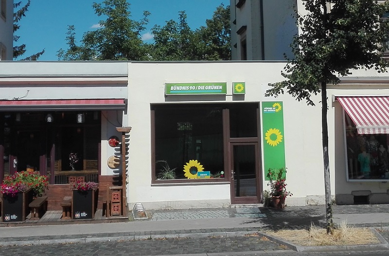 Vorderansicht Grünes Büro Fensterfront Schandauer Straße 67 Dresden mit Grüner Tafel