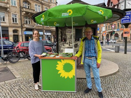 Wolfgang Deppe und Hannah Schöller am Infostand Schillerplatz Dresden