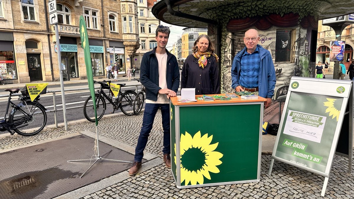 Infostand am Schillerplatz Dresden mit Stadrat Wolfgang Deppe und Stadtbezirksbeirat André Schindler