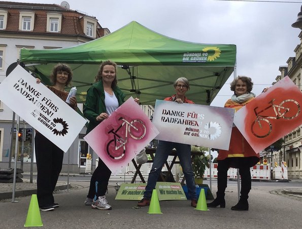 Aktive der Aktion Bürgerstraße Dresden Europäische Mobilitätswoche 2021 zeigen ihre Symbole