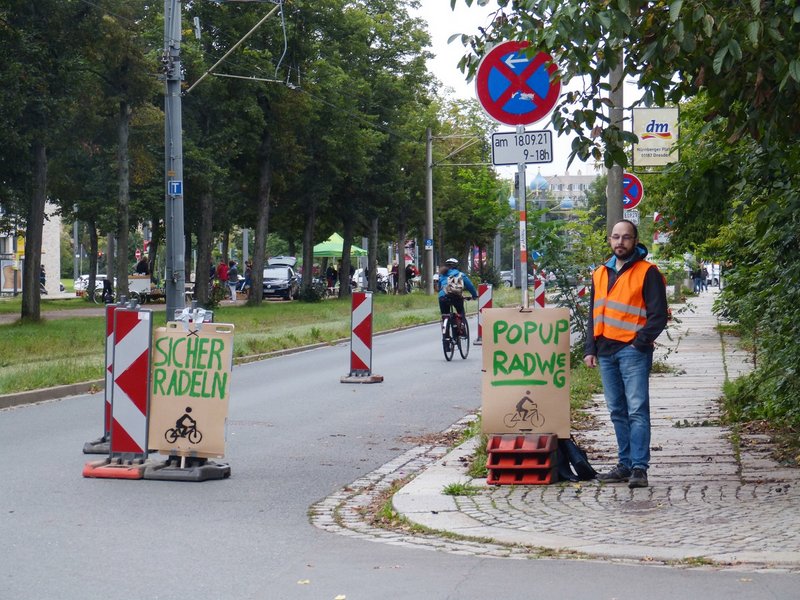 Einerichteter Pop-up-Radstreifen mit Baken auf der Münchner Straße Dresden mit Forderungs-Schildern zur Europäischen Mobilitätswoche 2021