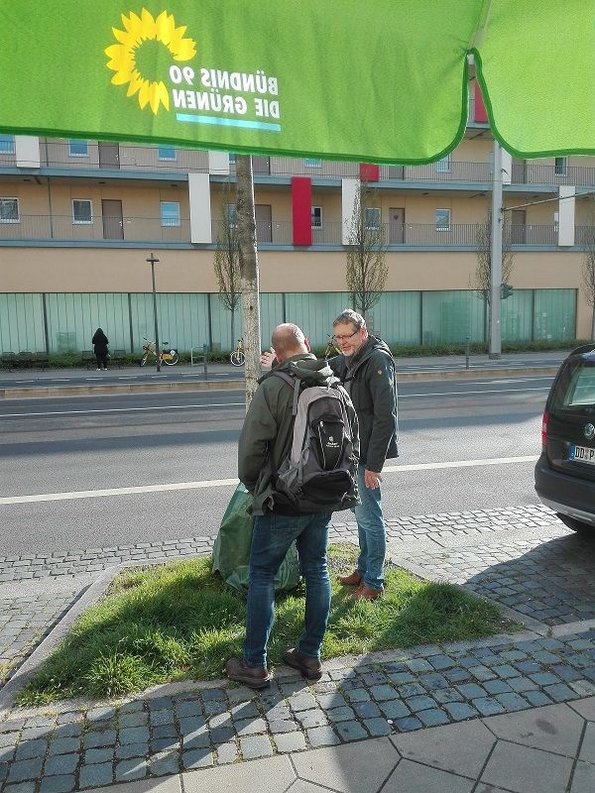 Gießberatung zum Tag des Baumes (25.4.2022) am GRÜNEn Büro Dresden-Blasewitz, Schandauer Straße 67; zwei Personen an einem Straßenbaum