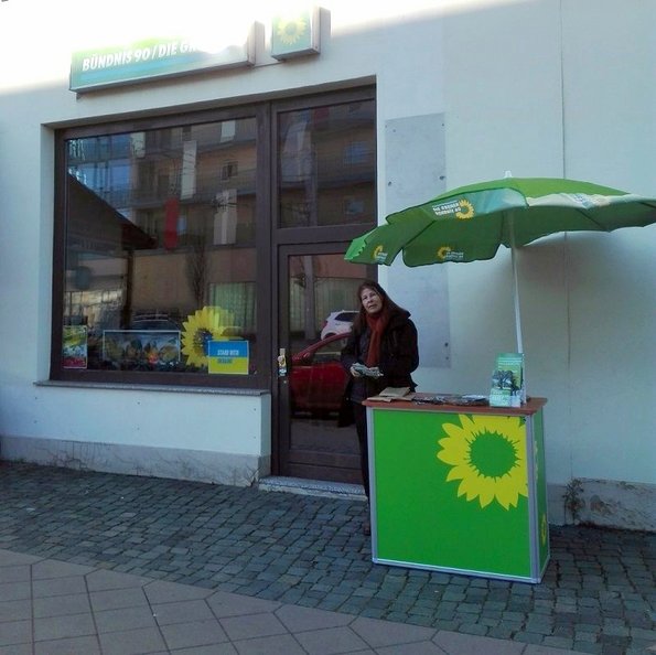 Frauentag Infostand GRÜNE Dresden Blasewitz Striesen Aktive hinter grünem Stand mit Schirm vor grünem Büro