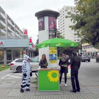 Infostand zu Fußgängerübergang Dresden Gruna - Rothermundtpark (mobilitätswoche Dresden 2021) Stadtbezirksbeirätin Hannah Schöller (re.) im Gespräch mit Bürger (Europäische Mobilitätswoche Dresden 2021)