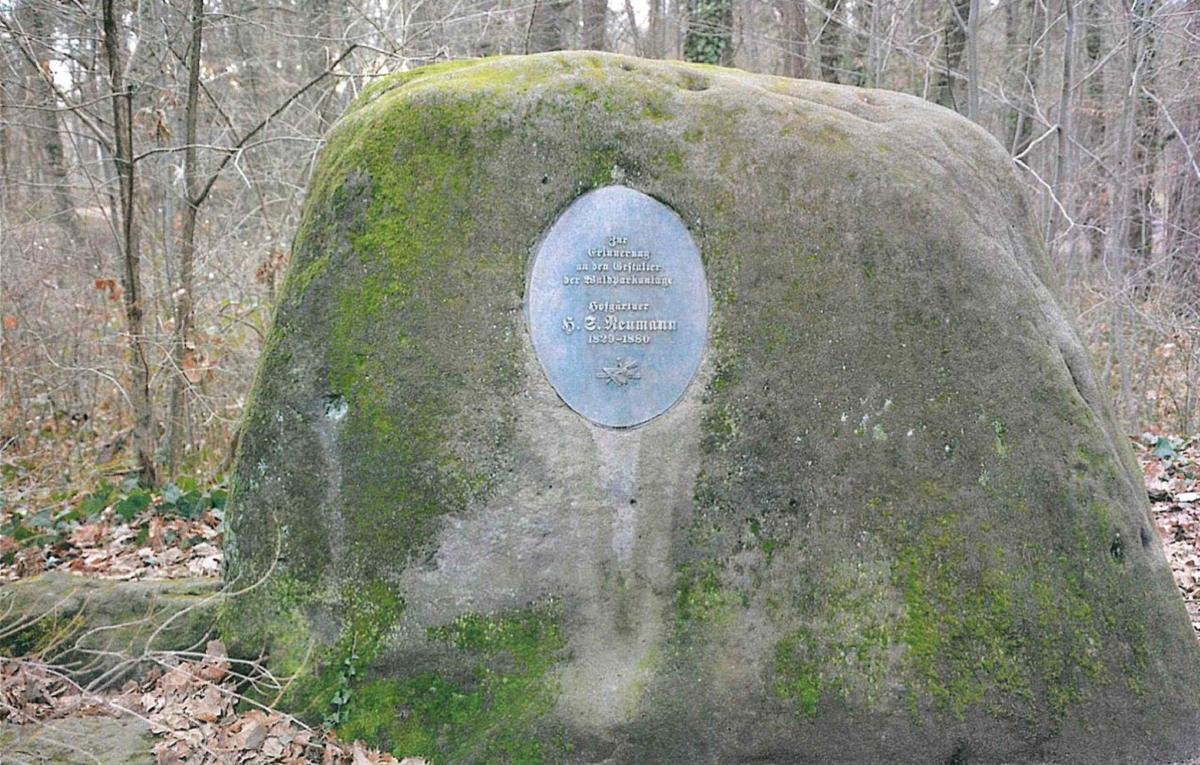Gedenkstein für den Gestalter des Waldparkes Blasewitz Hermann Sigismund Neumann, Rechte: LHD, Vorlage Stadtbezirksbeirat)