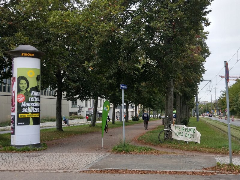 Grüne Botschaften (Litfaßsäule, Transparent und Beachflag an der Münchner Straße am 18.9.2021