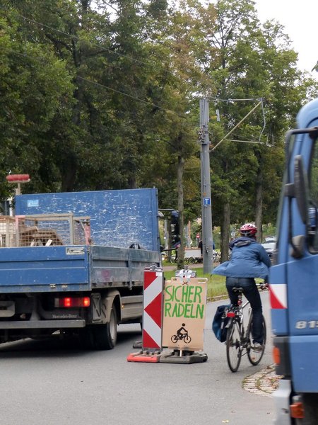 Radfahrer zwischen LKW auf Pop-up-Radstreifen Münchner Straße Dresden zur Europäischen Mobilitätswoche 2021