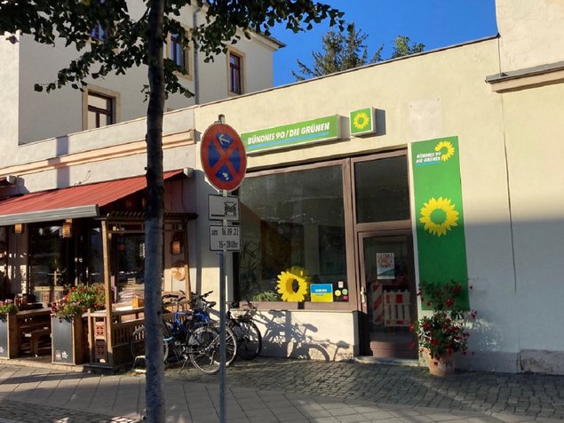 Grüne Oase Schandauer Straße 67 Dresden mit gut belegtem Radständer zum Parking Day 16.9.2022