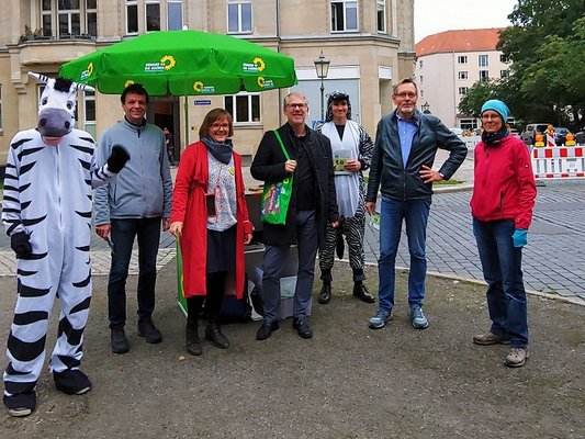 Grüne Zebrastreifen-Aktion am Stresemannplatz zur Europäischen Mobilitätswoche 2021 - Infostand u.a. mit Stadträtin Agnes Scharnetzky