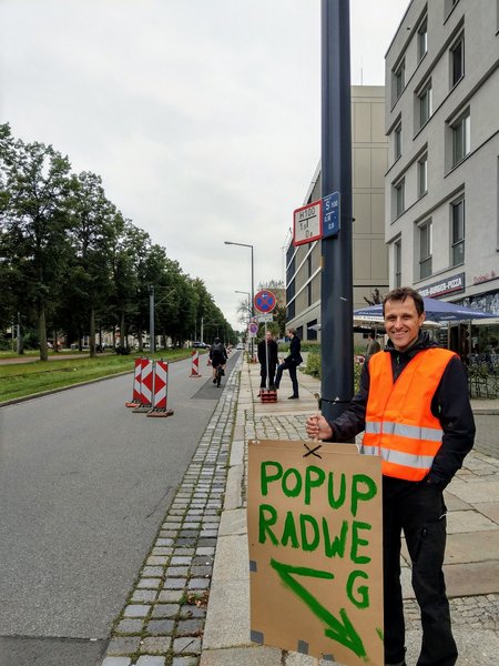 Pop-up-Radstreifen mit Radler Münchner Straße Dresden mit Forderungs-Schildern zur Europäischen Mobilitätswoche 2021