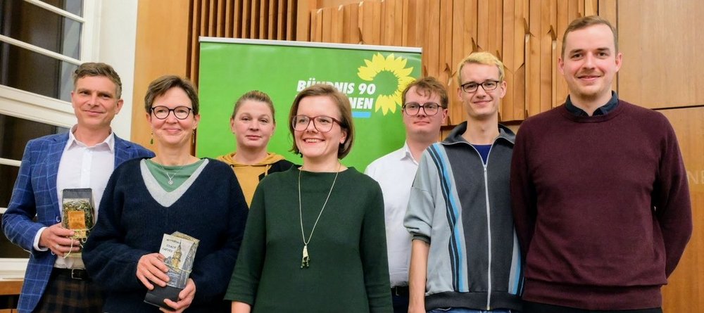 Gruppenfoto mit den 8 Direktkandidat*innen für die Landtagswahl 2024. Von links nach rechts: Thomas Löser, Ulrike Caspary, Yvonne Mosler, Agnes Scharnetzky, Valentin Lippmann, Jacob Kempe, Wolf-Georg Winkler