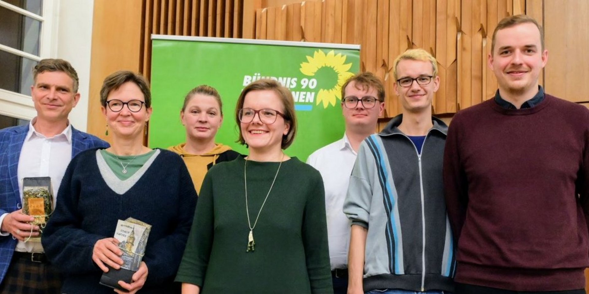 Gruppenfoto mit den 8 Direktkandidat*innen für die Landtagswahl 2024. Von links nach rechts: Thomas Löser, Ulrike Caspary, Yvonne Mosler, Agnes Scharnetzky, Valentin Lippmann, Jacob Kempe, Wolf-Georg Winkler