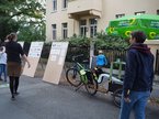 Interessierte betrachten Informationstafeln zur Fahrradstraße auf der Kieler Straße Dresden zur Europäischen Mobilitätswoche