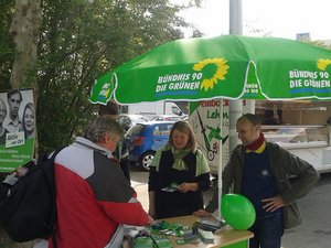 Infostand vor dem Prohliszentrum mit der grünen Stadtratskandidatin Julia Günther