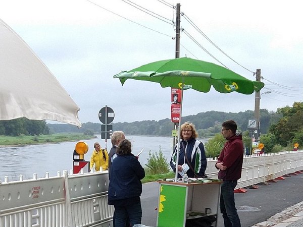 Diskussion am Infostand Laubegaster Ufer in Dresden zur Europäischen Mobilitätswoche (Grüne Aktion zu verkehrsberuhigtem Bereich)